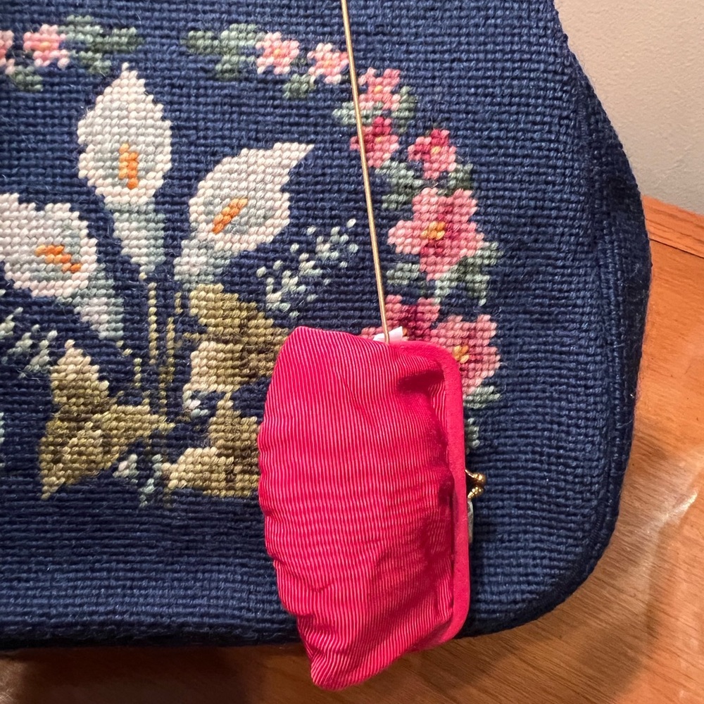 Vintage Antique Floral Needlepoint Tapestry Handbag in Beautiful Condition - Picture 7 of 11